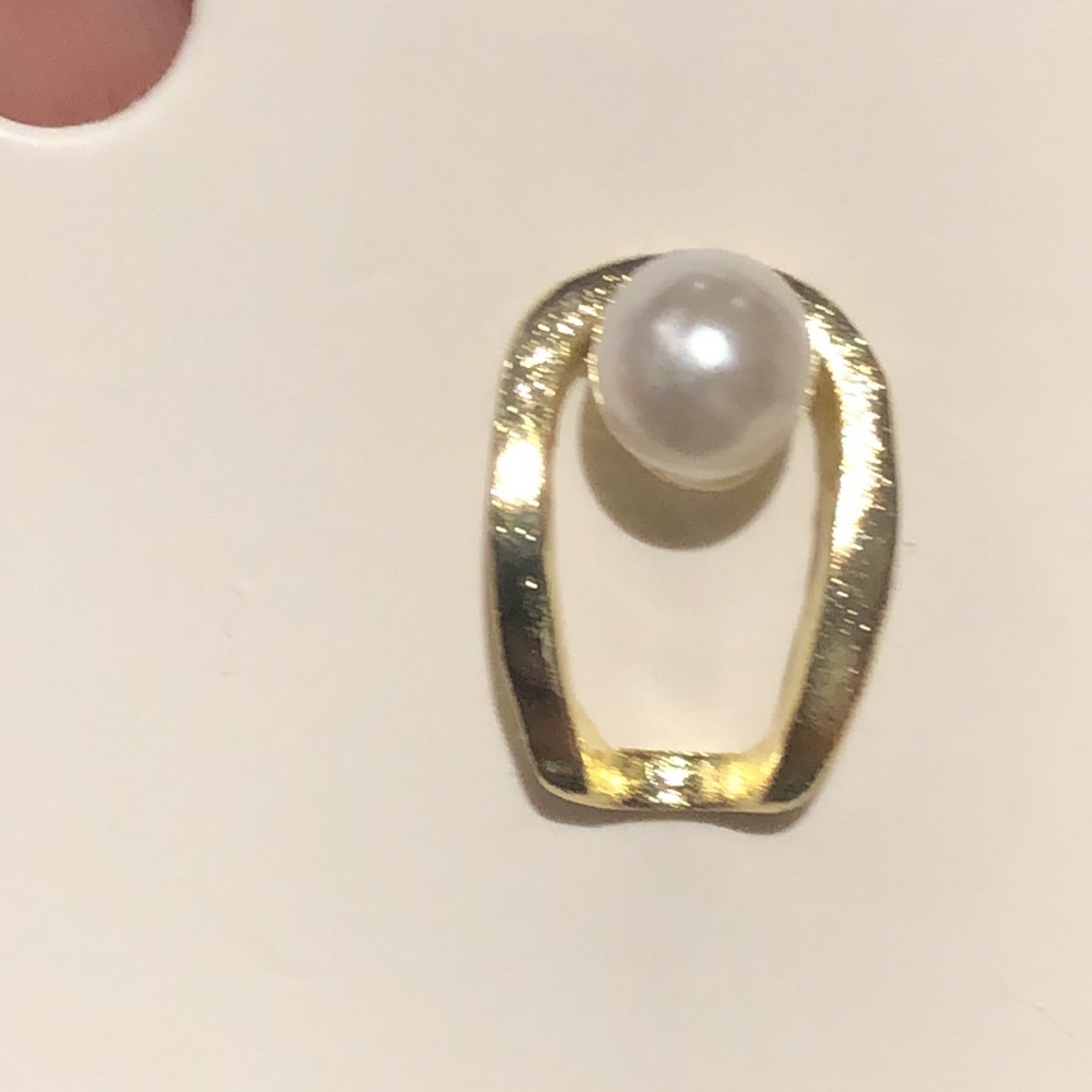 3/$20 gold tone faux pearls earrings - Picture 3 of 3